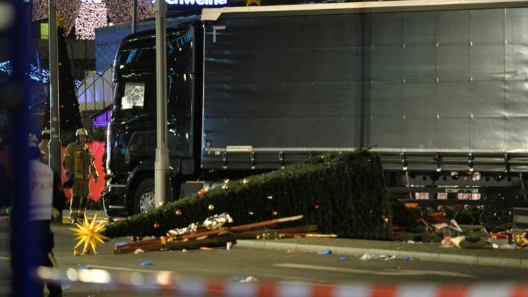 Le camion qui a foncé sur la foule d'un marché de Noël, le 19 décembre 2016 à Berlin [Odd ANDERSEN / AFP]
