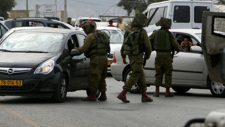 Des soldats israéliens lors d'un contrôle des automobilistes à Jenin, en Cisjordanie, le 24 octobre 2015 [JAAFAR ASHTIYEH / AFP]