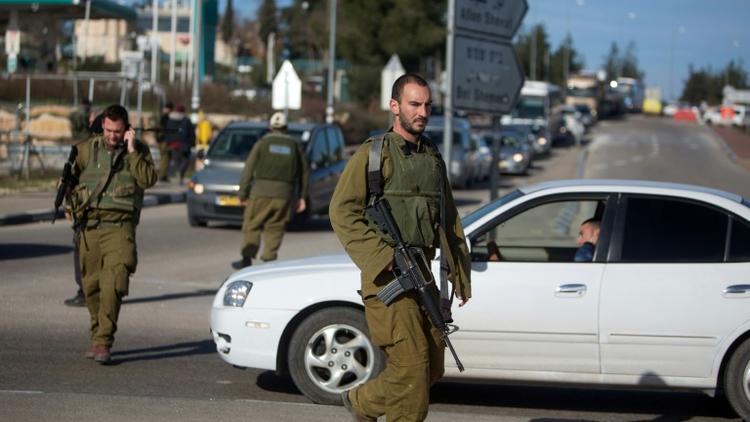 Des soldats israéliens patrouillent près du carrefour de Goush Etzion en Cisjordanie, le 5 janvier 2016 [MENAHEM KAHANA / AFP/Archives]