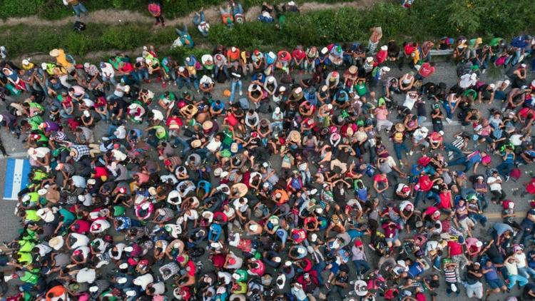 Vue aérienne de la caravane de migrants, sur la route entre Arriaga et Tapanatepec, au sud du Mexique, le 27 octobre 2018 [Guillermo Arias / AFP]