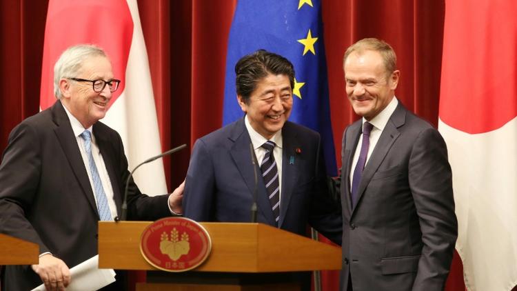 Le Premier ministre japonais Shinzo Abe (C), le président de la Commission européenne Jean-Claude Juncker (G) et le président du Conseil européen Donald Tusk (D) tout sourires après la signature d'un accord de libre-échange, à Tokyo le 17 juillet 2018 [Koji Sasahara / POOL/AFP]