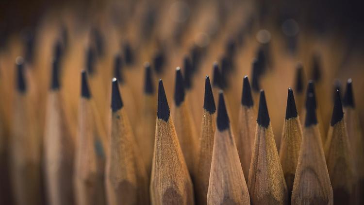 Dernier fabricant français de crayons de bois, la Compagnie française des crayons (CFC) perpétue un savoir-faire qui n’a guère changé depuis que Nicolas Conté a créé en 1800 sa première unité de fabrication à Paris [Joel Saget / AFP/Archives]