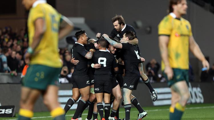 Les joueurs de la Nouvelle-Zélande célébrant l'essai de Steven Luatua contre l'Australie le 23 août 2014 à Auckland  [Michael Bradley / AFP]