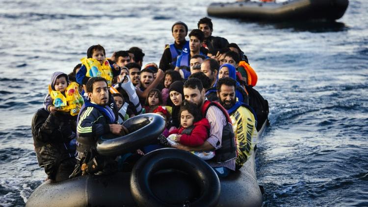 Des migrants et réfugiés arrivent sur l'île grecque de Lesbos après avoir traversé la mer Egée depuis la Turquie, le 14 octobre 2015 [DIMITAR DILKOFF / AFP]