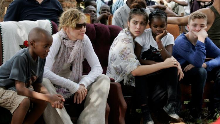 La pop-star américaine Madonna avec ses quatre enfants, le 2 avril 2013 à Kasungu au Malawi [AMOS GUMULIRA / AFP/Archives]