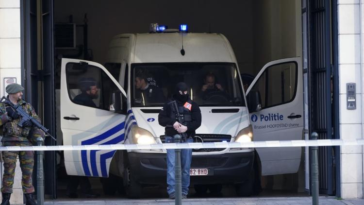 Des officiers de police montent la garde près du tribunal de Bruxelles pendant l'audition de Mohamed Abrini, le 13 avril 2016 [JOHN THYS / AFP/Archives]