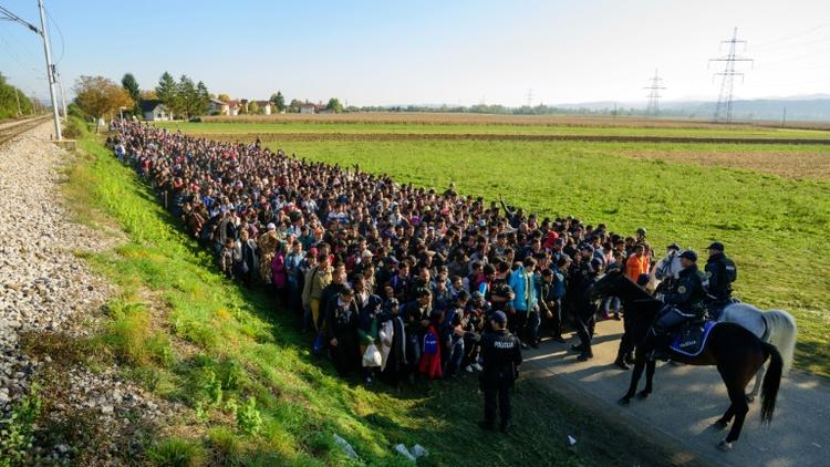 La police escorte des migrants et des réfugiés après avoir traversé la frontière entre la Croatie et la Slovénie, le 24 octobre 2015  [Jure Makovec / AFP/Archives]