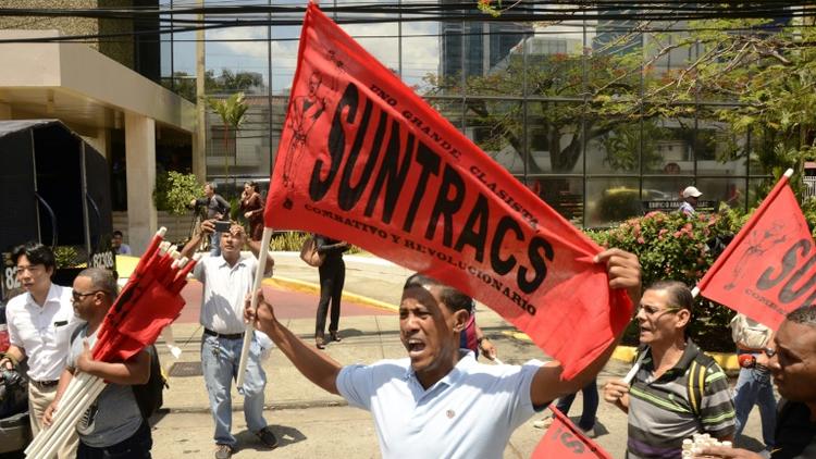 Des manifestants défilent devant le bâtiment du cabinet Mossack Fonseca, à Panama, le 13 avril 2016 [Ed Grimaldo / AFP/Archives]