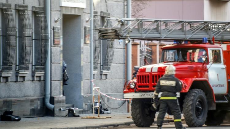 Un pompier russe devant le bâtiment abritant l'antenne du FSB à Arkhangelsk le 31 octobre 2018 [Michail SHISHOV / AFP]