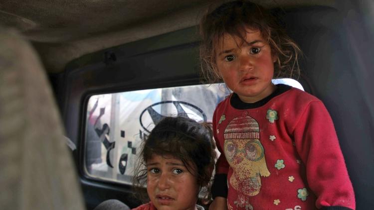 Des enfants qui ont fui leur domicile après des bombardements présumés du régime de Damas contre les provinces de Hama et Idleb, le 1er mai 2019 en Syrie [Aaref WATAD / AFP]