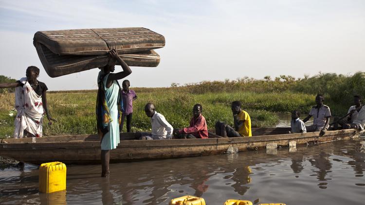 Des Sud-Soudanais à bord d'un canot avant de traverser la rivière Gany à Bentiu le 23 mars 2014 [Ivan Lieman / AFP/Archives]