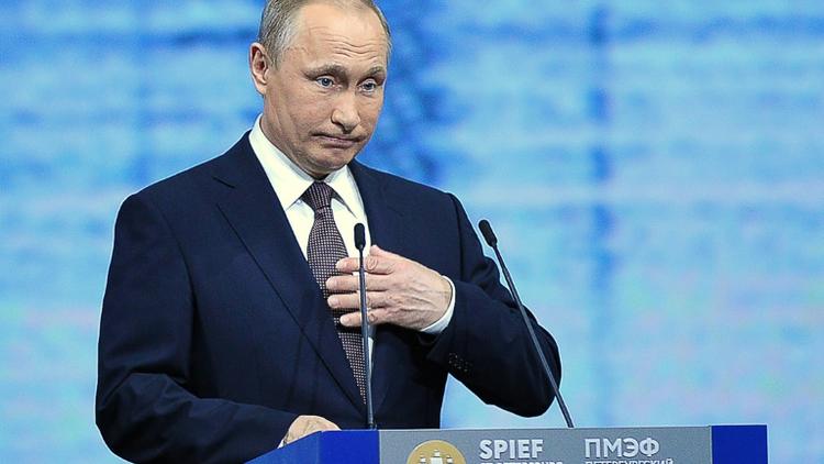 Le président russe Vladimir Poutine à Saint Petersbourg, le 17 juin 2016 [OLGA MALTSEVA / AFP]