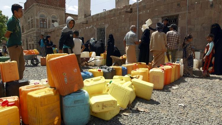 Des Yéménites en file d'attente pour remplir des bidons d'eau le 22 août 2015 à Sanaa [MOHAMMED HUWAIS / AFP]
