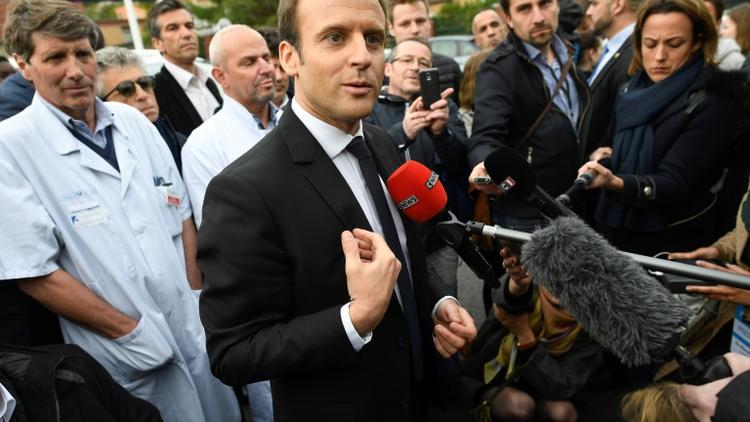 Le candidat d'En Marche! Emmanuel Macron après une visite de l'hôpital Raymond Poincaré de Garches (Hauts-de-Seine), le 25 avril 2017 [Lionel BONAVENTURE / POOL/AFP]