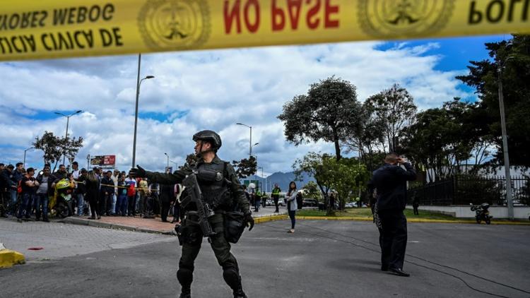 Policiers en faction sur le site de l'attentat qui a fait 20 morts à Bogota, le 17 janvier 2019 [Juan BARRETO / AFP]