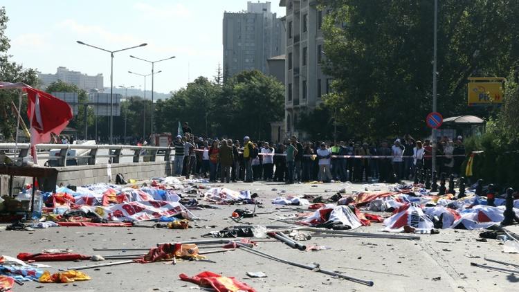 Des drapeaux recouvrent des corps de victimes du double attentat-suicide à Ankara qui a fait 95 morts, le 10 octobre 2015 en Turquie [Adem Altan / AFP]