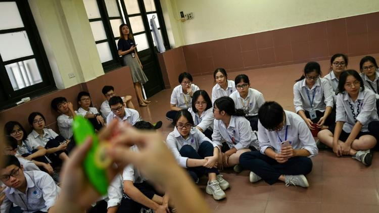 Des lycéens assistant à une présentation d'utilisation du préservatif à Hanoi le 26 mai 2020 [Manan VATSYAYANA / AFP]