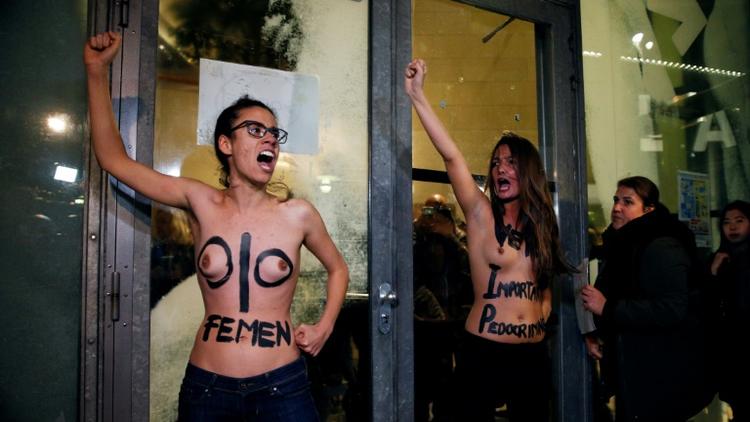 Deux Femen font irruption dans la Cinémathèque de Paris, torse nu, contre la rétrospective consacrée au réalisateur franco-polonais Roman Polanski, le 30 octobre 2018 [GEOFFROY VAN DER HASSELT / AFP]