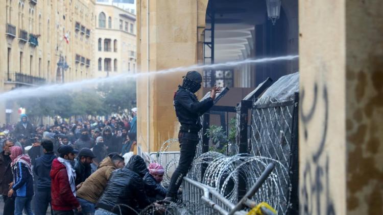 Heurts entre forces de l'ordre et manifestants antipouvoir à Beyrouth, le 18 janvier 2020 [Anwar AMRO / AFP]