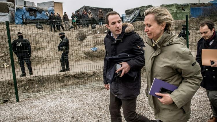 La préfète de la région Nord-Pas-de-Calais Fabienne Buccio (2e à d) dans la "Jungle" de Calais, le 21 février 2016 [PHILIPPE HUGUEN / AFP]