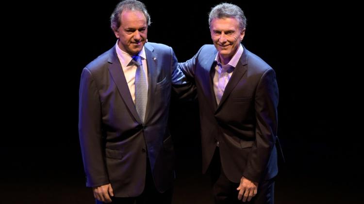 Michel Scioli et Mauricio Macri, candidats à la présidence de l'Argentine, le 15 novembre 2015 à Buenos Aires [JUAN MABROMATA / AFP/Archives]
