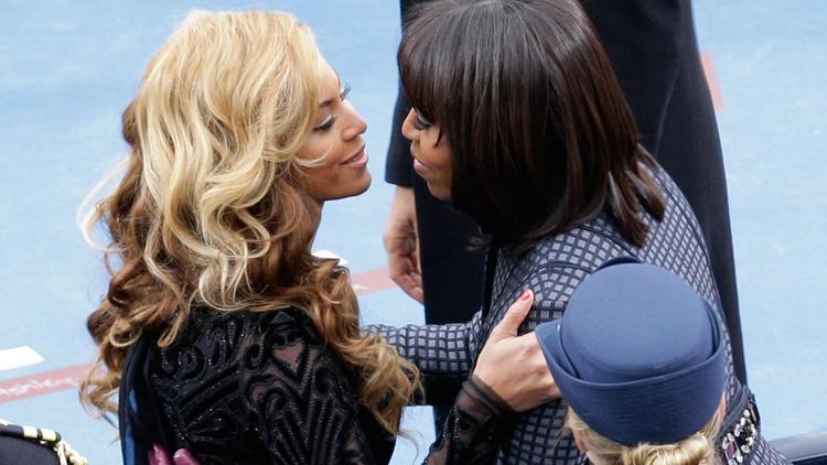 Michelle Obama embrasse la chanteuse Beyonce à Washington le 21 janvier 2013 [Rob Carr / Getty/AFP/Archives]
