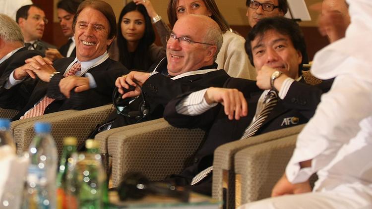 Carlo Tavecchio (c), alors président de la Ligue nationale amateur, échange avec l'ex-sélectionneur Cesare Maldini (g), lors d'une conférence internationale à Dubaï, le 31 mai 2008 [Marwan Naamani / AFP/Archives]