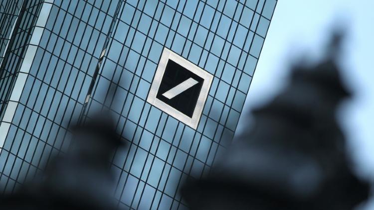 Le logo de la Deutsche Bank sur l'immeuble du quartier général de la banque allemande, à Francfort [DANIEL ROLAND / AFP/Archives]