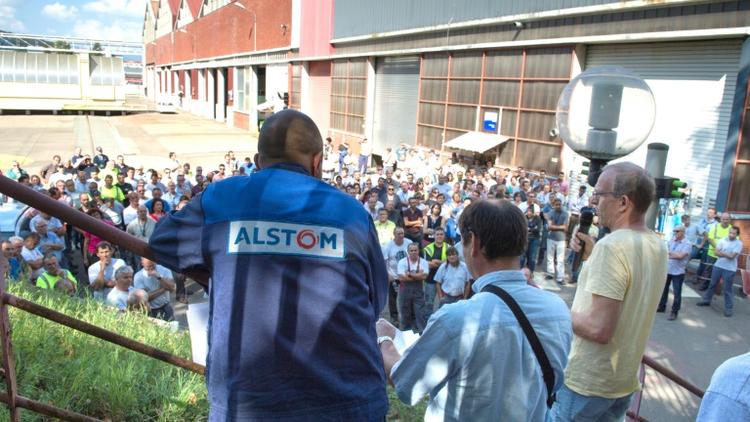 Des salariés d'Alstom le 13 septembre 2016 lors d'une assemblée générale contre la fermeture du site à Belfort [SEBASTIEN BOZON / AFP]