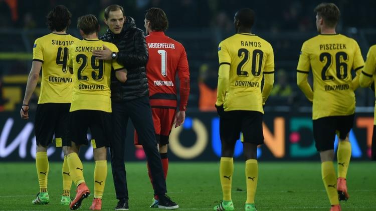 L'entraîneur de Dortmund félicite ses joueurs à l'issue du 8e de finale aller de l'Europa League remporté face à Tottenham, le 10 mars 2016  [PATRIK STOLLARZ / AFP]