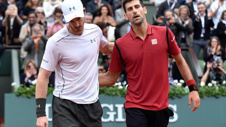 Le Serbe Novak Djokovic (d) et le Britannique Andy Murray après la finale de Roland-Garros remportée par le Serbe, le 5 juin 2016 [PHILIPPE LOPEZ / AFP/Archives]