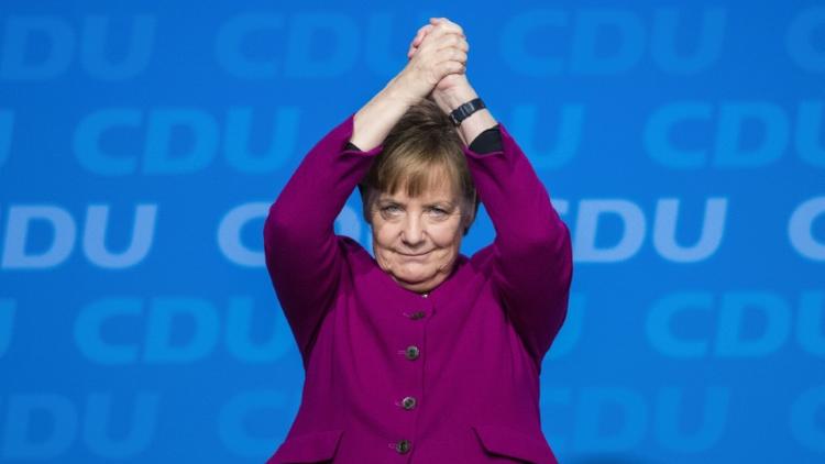 La chancelière allemande Angela Merkel salue l'audience après une réunion du CDU le 26 février 2018 à Berlin [Stefanie LOOS / AFP/Archives]