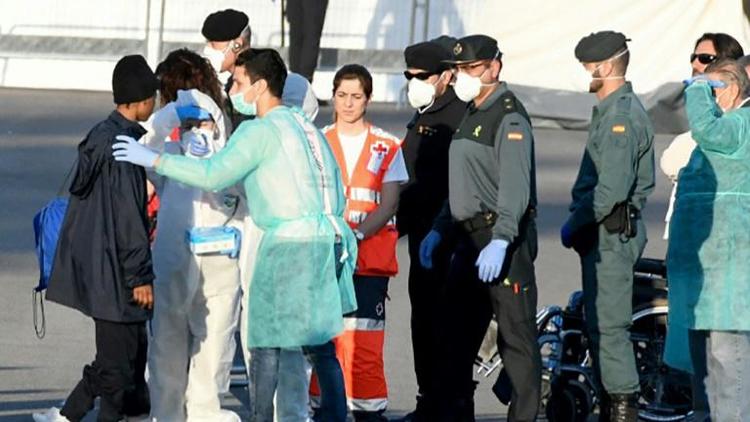 Un migrant arrive au port de Valence en Espagne le 17 juin 2018 [JOSE JORDAN / AFP]