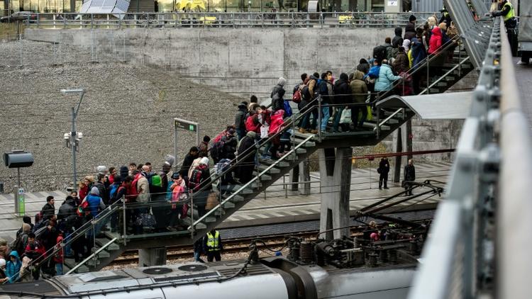 La police rassemble un groupe de migrants en provenance du Danemark, le 19 novembre 2015 près de Malmö, en Suède [JOHAN NILSSON / TT NEWS AGENCY/AFP/Archives]