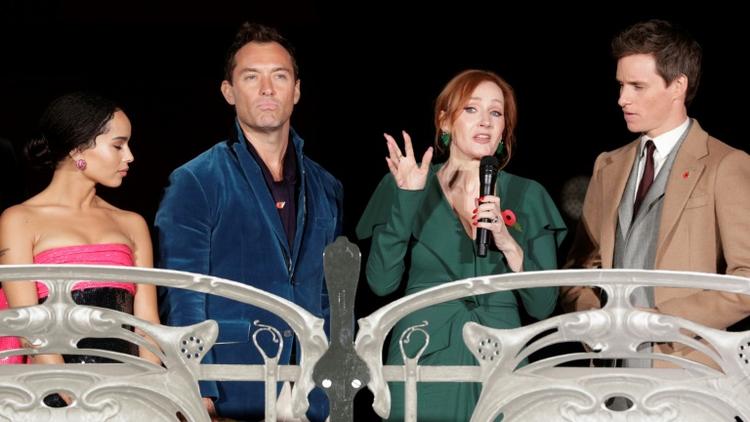 La romancière britannique J. K. Rowling (c) en compagnie de Zoe Kravitz (g), Jude Law et Eddie Redmayne (d) lors de la première de "Les crimes de Grindelwald" à Paris, le 8 novembre 2018 [Geoffroy VAN DER HASSELT / AFP]