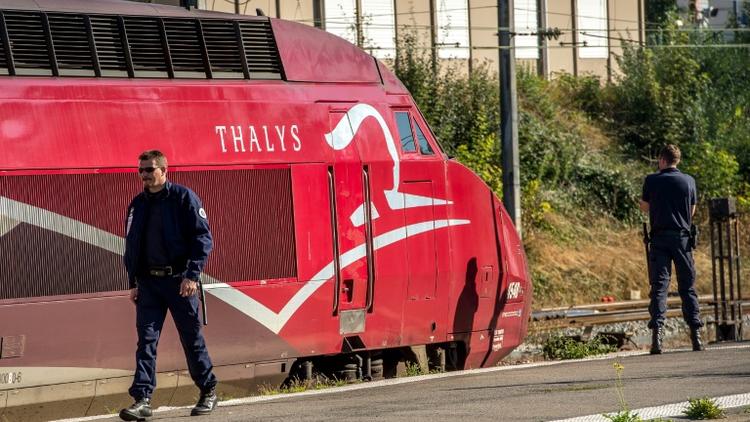 Un policier près d'un train Thalys en gare d'Arras le 22 août 2015 [Philippe Huguen / AFP]