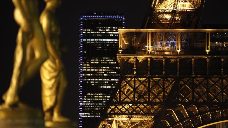 Paris, la nuit, photo d'architecture montrant une statue sur l'esplanade du Trocadéro, un détail de la Tour Eiffel, et au loin, la Tour Mopntparnasse, le 13 février 2014 [Ludovic Marin / AFP/Archives]