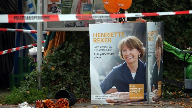 Des fleurs déposées près du lieu où la candidate à la mairie Henriette Reker a été grièvement blessée, à Cologne, en Allemagne, le 17 octobre 2015 [Oliver Berg / DPA/AFP]