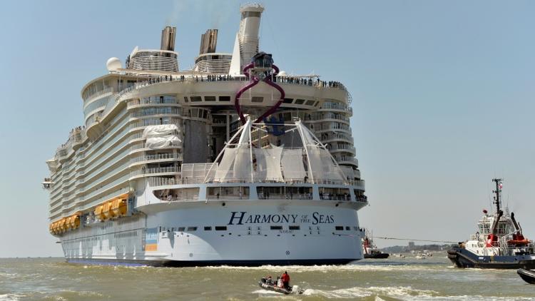 Le paquebot Harmony of the seas, le plus gros navire de croisière au monde, quitte son berceau de Saint-Nazaire, le 15 mai 2016 [JEAN-FRANCOIS MONIER                 / AFP]