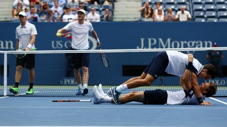 La joie des Français Nicolas Mahut et Pierre-Hugues Herbert, vainqueurs de la finale du double de l'US Open, le 12 septembre 2015 [CLIVE BRUNSKILL / GETTY/AFP]