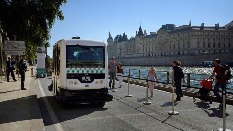 Un bus électrique roule sur les voies sur berges à Paris, le 24 septembre 2016 [Eric FEFERBERG / AFP]