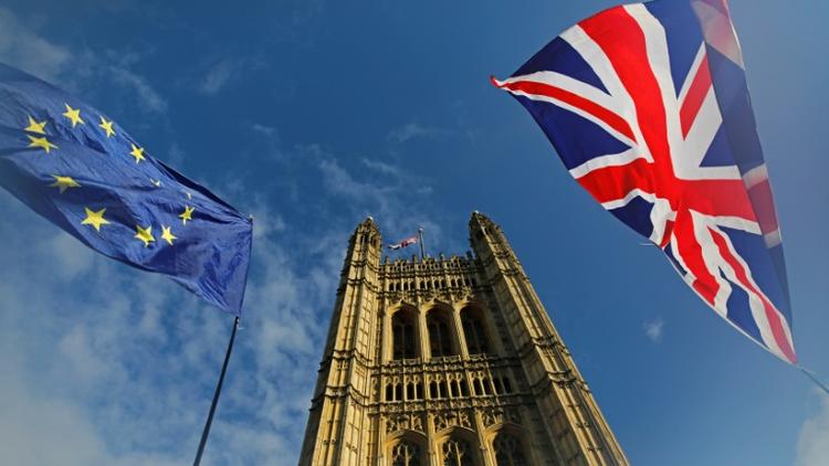 Des drapeaux européen et du Royaume-uni devant le palais de Westminster, siège du Parlement britannique, à Londres le 17 octobre 2019 [Tolga AKMEN / AFP]
