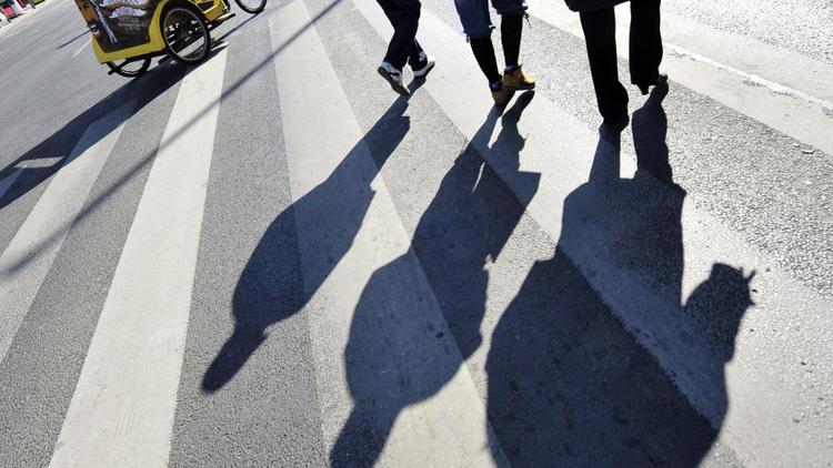 Des ombres de personnes [Attila Kisbenedek / AFP/Archives]