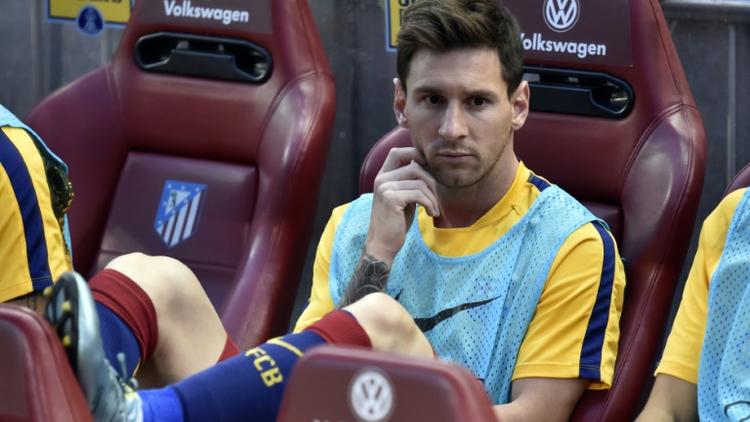 Lionel Messi sur le banc lors d'un match entre le FC Barcelone et l'Atletico Madrid, le 12 septembre 2015 à Vicente Calderon [GERARD JULIEN / AFP/Archives]
