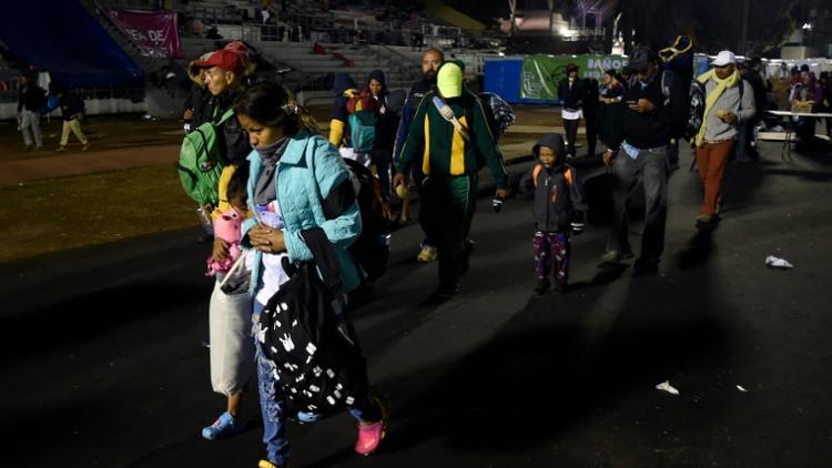 Des migrants venus principalement du Honduras quittent leur campement temporaire à Mexico pour poursuivre leur route vers les Etats-Unis, le 10 novembre 2018 [Alfredo ESTRELLA / AFP]