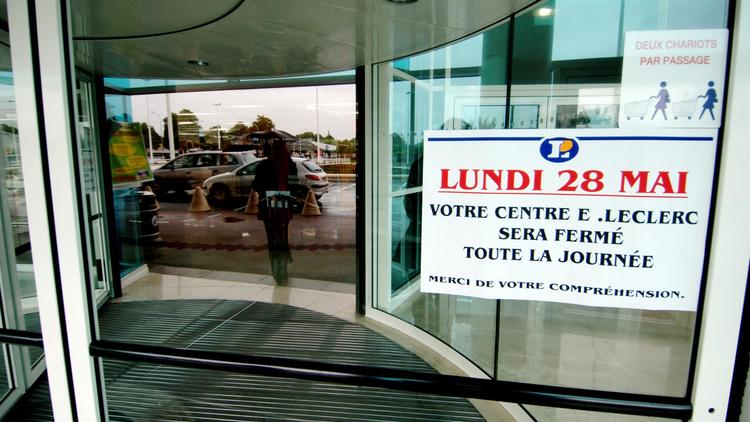 Panneau annonçant la fermeture d'un grand magasin le lundi de Pentecôte le 28 mai 2007 à Caen  [Mychèle Daniau / AFP/Archives]