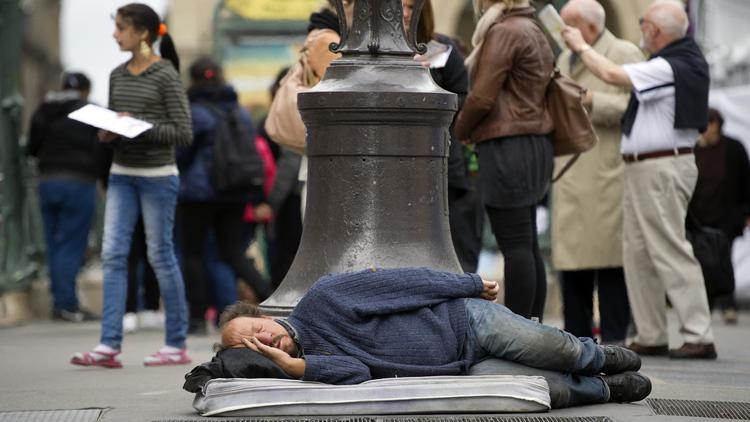 Un sans-abri dans une rue de Paris le 18 mai 2012 [Lionel Bonaventure / AFP/Archives]