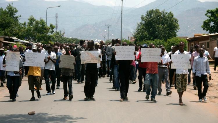 Des manifestants lors des funérailles d'un journaliste tué avec sa famille, à Bujumbura le 20 octobre 2013, demandant au gouvernement de mettre fin aux violences [LANDRY NSHIMIYE / AFP/Archives]