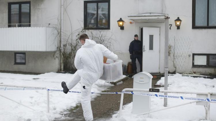 Des enquêteurs suédois inspectent les environs de la maison où une jeune femme a été tuée à Molndal, le 25 janvier 2016 [Adam Ihse / TT NEWS AGENCY/AFP/Archives]