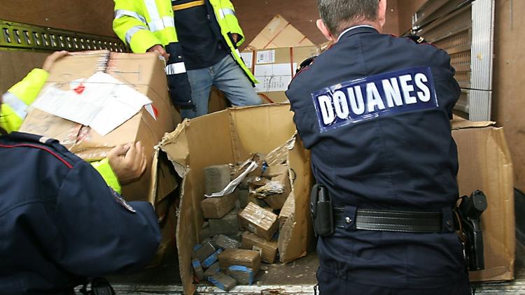 Cinq douaniers ont été placés en garde à vue lundi à Paris en lien avec une affaire de stupéfiants [PHILIPPE HUGUEN / AFP/Archives]